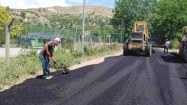 BOZULAN YOLLARDA ASFALT ÇALIŞMASI