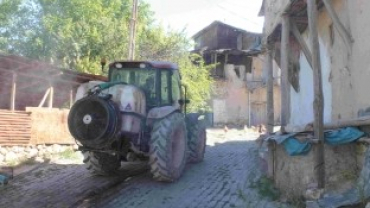 ÇEMİŞGEZEK'TE DEZENFEKTE VE İLAÇLAMA ÇALIŞMALARI ARALIKSIZ DEVAM EDİYOR