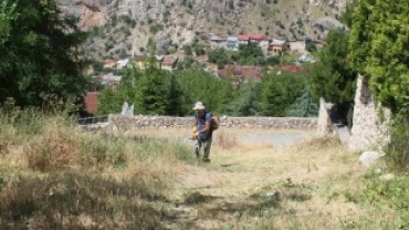 Çemişgezek'te Çevre Temizliği ve Ot Biçme Çalışmaları Devam Ediyor