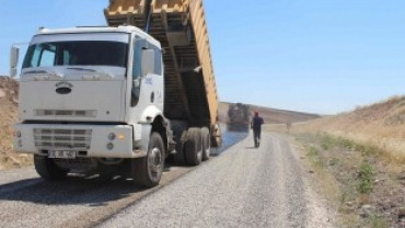 Çemişgezek Feribot yolunda asfalt çalışması