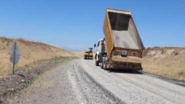 Çemişgezek Feribot yolunda asfalt çalışması