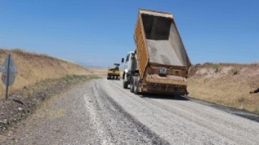 Çemişgezek Feribot yolunda asfalt çalışması