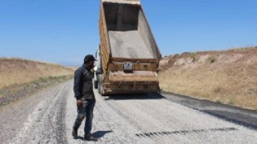 Çemişgezek Feribot yolunda asfalt çalışması