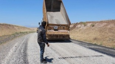 Çemişgezek Feribot yolunda asfalt çalışması