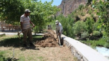 ÇEMİŞGEZEK'TE  PARKLARDA  IŞIKLANDIRMA ÇALIŞMALARI SÜRÜYOR