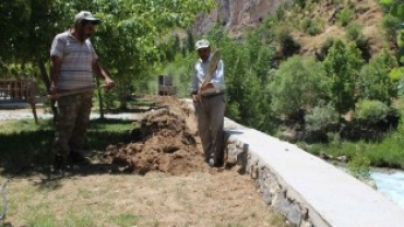 ÇEMİŞGEZEK'TE  PARKLARDA  IŞIKLANDIRMA ÇALIŞMALARI SÜRÜYOR